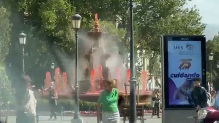 Tiñen de rojo el agua de la Fuente de las Batallas en Granada
