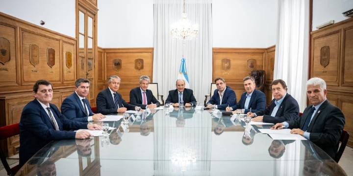 El Gobierno inició contactos informales con los gobernadores y se activan las gestiones para acordar una mesa federal