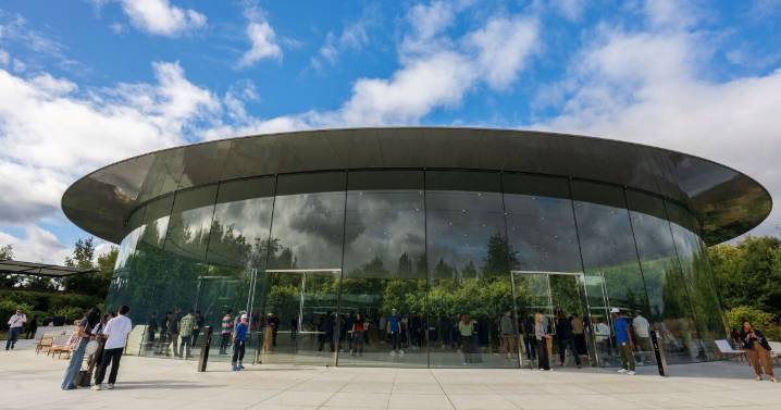 Legal experts condemn Apple bowing to White House's request to remove ICE tracking app