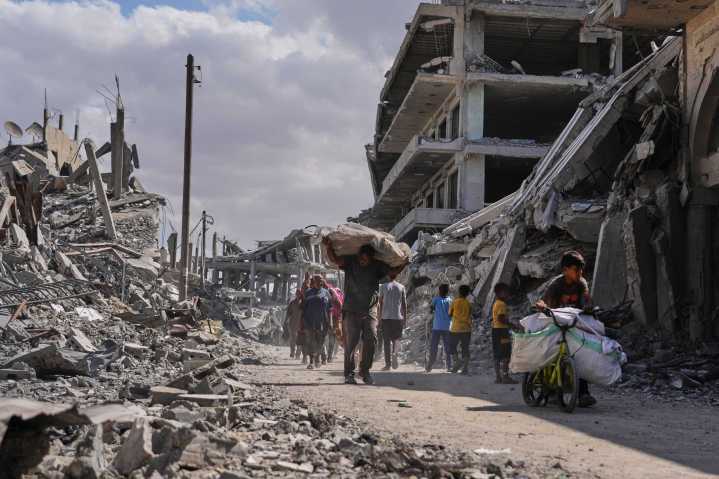 Thousands Return to Ruins as Gaza Ceasefire Begins