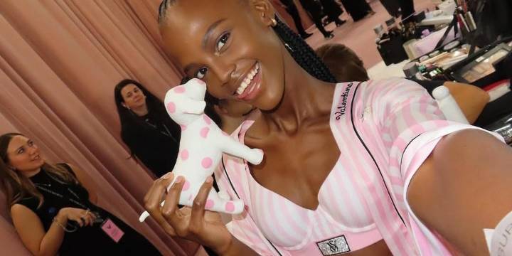 Así brilló la colombiana Valentina Castro en el desfile de Victoria’s Secret: rompió la pasarela en la línea Pink