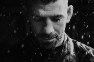 ADOLFO DOMÍNGUEZ MUESTRA SU RESISTENCIA A LAS MODAS PASAJERAS