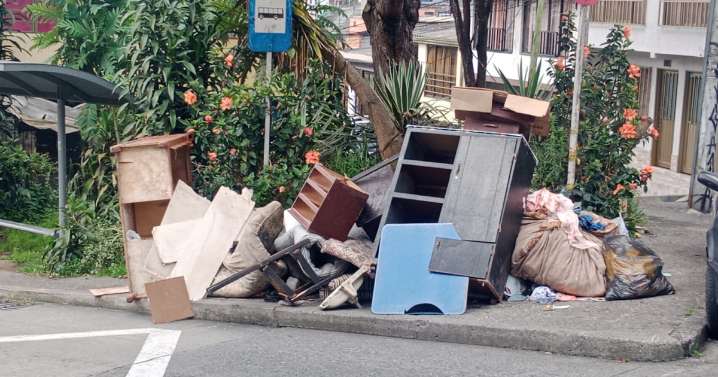 La calle en Manizales que se ha convertido en un botadero de escombros sin control, según vecinos