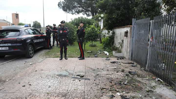 Destruyen con una bomba el coche de un periodista de investigación cerca de Roma