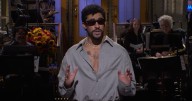 Bad Bunny se vacila a FoxNews y actúa junto a Benicio del Toro en SNL