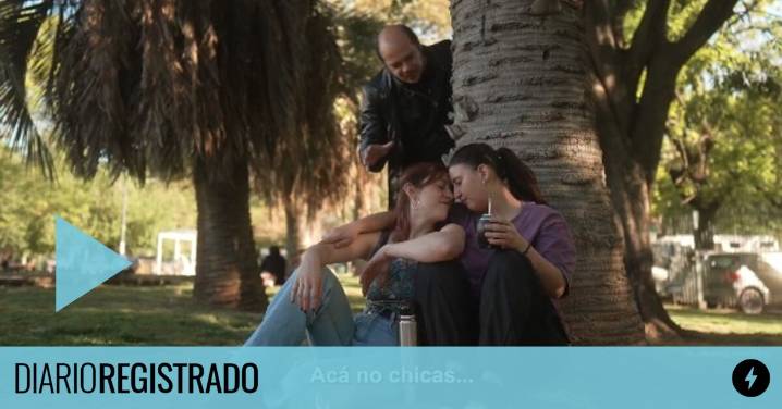 El nuevo spot de Itai Hagman que desnuda el pensamiento de los libertarios, esta vez con una pareja de chicas
