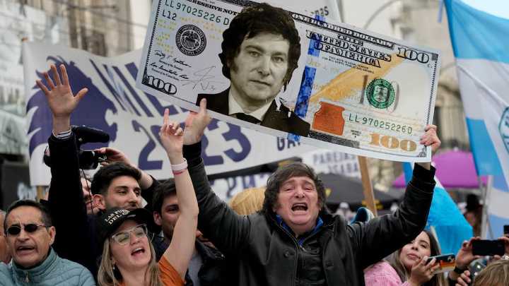Javier Milei ratificó su plan económico y aseguró: "Nos van a salir dólares por las orejas"