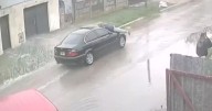 Brutal pelea en Berisso: un taxista terminó colgado del capot de otro auto tras discutir con el conductor