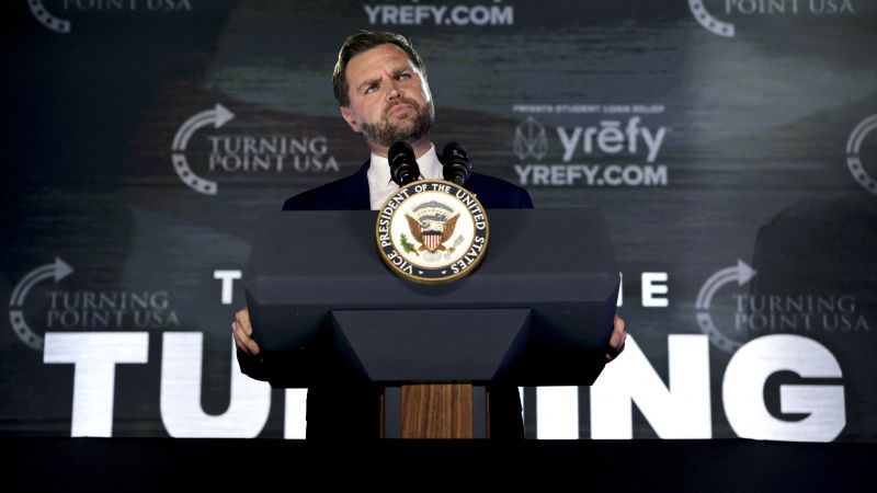 Una estudiante cuestiona a J. D. Vance sobre inmigración