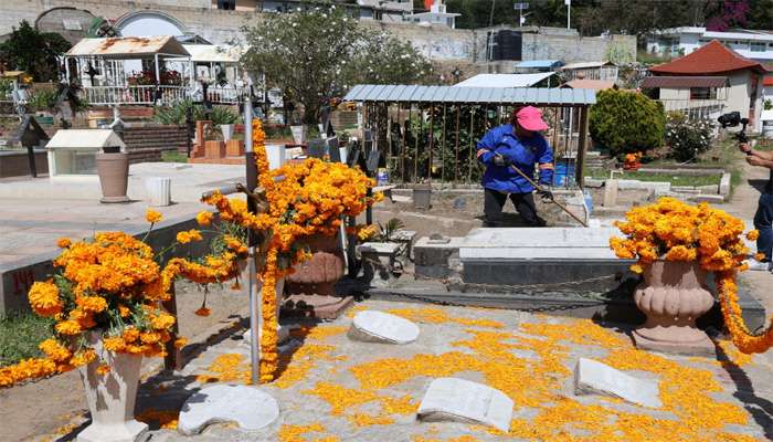 Alista Huixquilucan panteones municipales para la celebración del Día de Muertos