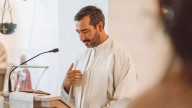 Sí, los curas también votan: el padre Pablo y su compromiso con la esperanza del país