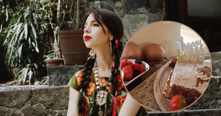 Ángela Aguilar inicia los festejos de su cumpleaños 22 y presume pastel en su jet privado