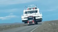 Insólito: se cruzaron un catamarán "navegando" por la ruta 40 en la Patagonia