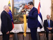Presidente de Venezuela despide y condecora a embajador de Cuba (+Fotos)