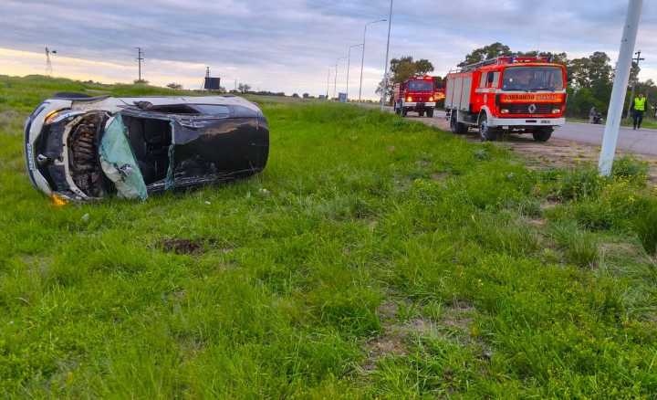 Mujer de Neuquén lesionada en vuelco en el cruce de rutas 1 y 35