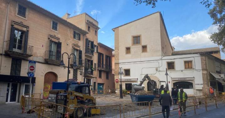 Retiran los árboles de la plaza Ecce Homo por «riesgo» y carecer de «viabilidad futura»