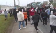 Bloquean Av. Gambetta: conductores protestan por asesinato de chofer de combi