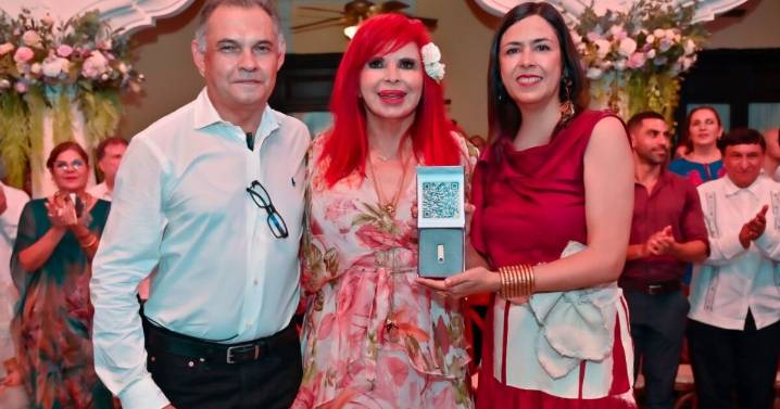"Este informe es cantando": Hermana de Layda Sansores, presenta resultados del DIF a manera de musical