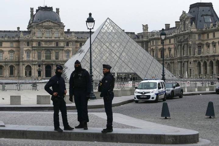 Robo de película en el Museo del Louvre; en 7 minutos se llevan joyas napoleónicas