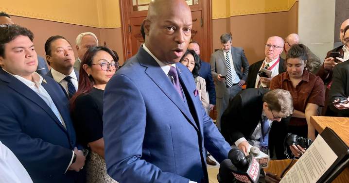 County judge in Chicago area bars ICE from arresting people at court