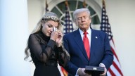 En medio de emotiva ceremonia, Donald Trump condecoró de manera póstuma a Charlie Kirk