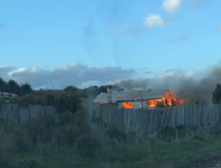 Incendio destruye vivienda en el sector Monte Verde de Punta Arenas
