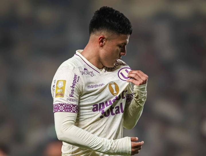Universitario a paso de tricampeón goleó 3-0 a Juan Pablo II y se pone cerca del título