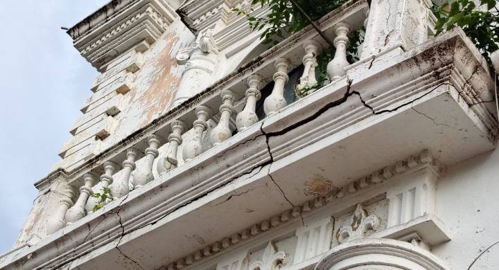 Denuncian riesgo por posible desplome en el viejo edificio del Concejo Uno de los balcones exteriores evidencia graves fallas estructurales.