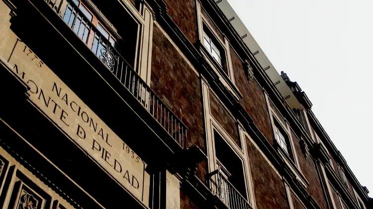 Nacional Monte de Piedad cierra por huelga laboral; denuncian acoso sistemático