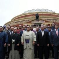 Sumo stars make giant splash in London