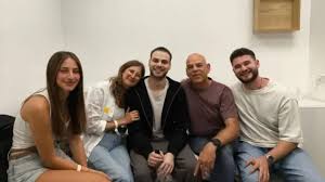 Hamás entrega a los 20 rehenes que mantenía con vida mientras Israel libera a los primeros presos palestinos como parte del acuerdo de cese el fuego