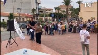 La Asociación de Vecinos de Los Montesinos reclama con una concentración al Ayuntamiento mejoras en la recogida de basura