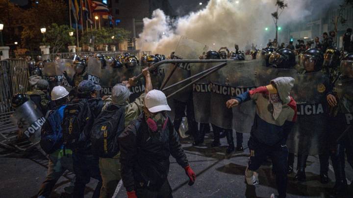 Protesta en Perú deja decenas de heridos, la mayoría policías