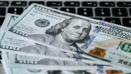 En la previa de las elecciones, el dólar volvió a rozar el techo de la banda