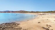 Pega un tirón de bolso a una turista un viernes, intenta roba una patineta con una piedra tres días después y es arrestado en Fuerteventura