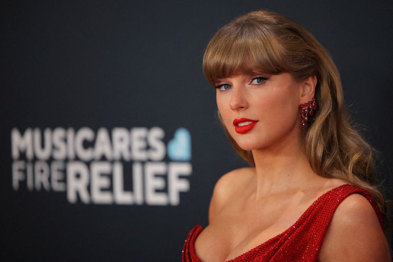 NFL-Taylor Swift's NFL love story music to ears of commissioner Goodell