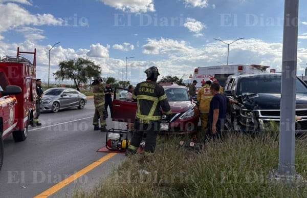 Mujer resulta lesionada y queda atrapada tras fuerte choque