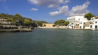 Retiran la embarcación hundida en Cala Alcalfar tras el vertido de gasoil al mar