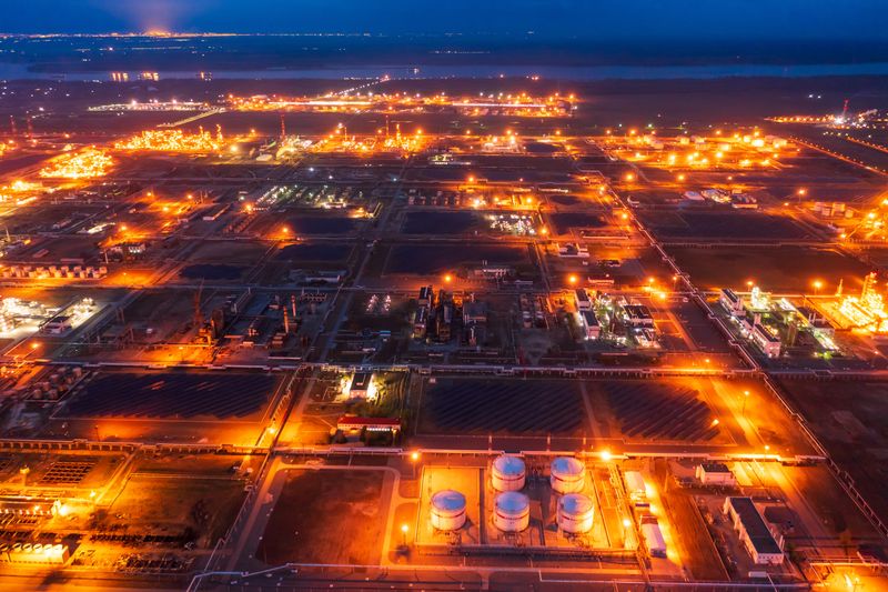 US hits top Russian oil companies with sanctions, EU bans Russian LNG