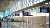 Varios aeropuertos de EEUU se niegan a reproducir el video de Kristi Noem criticando a los demócratas por el cierre del gobierno