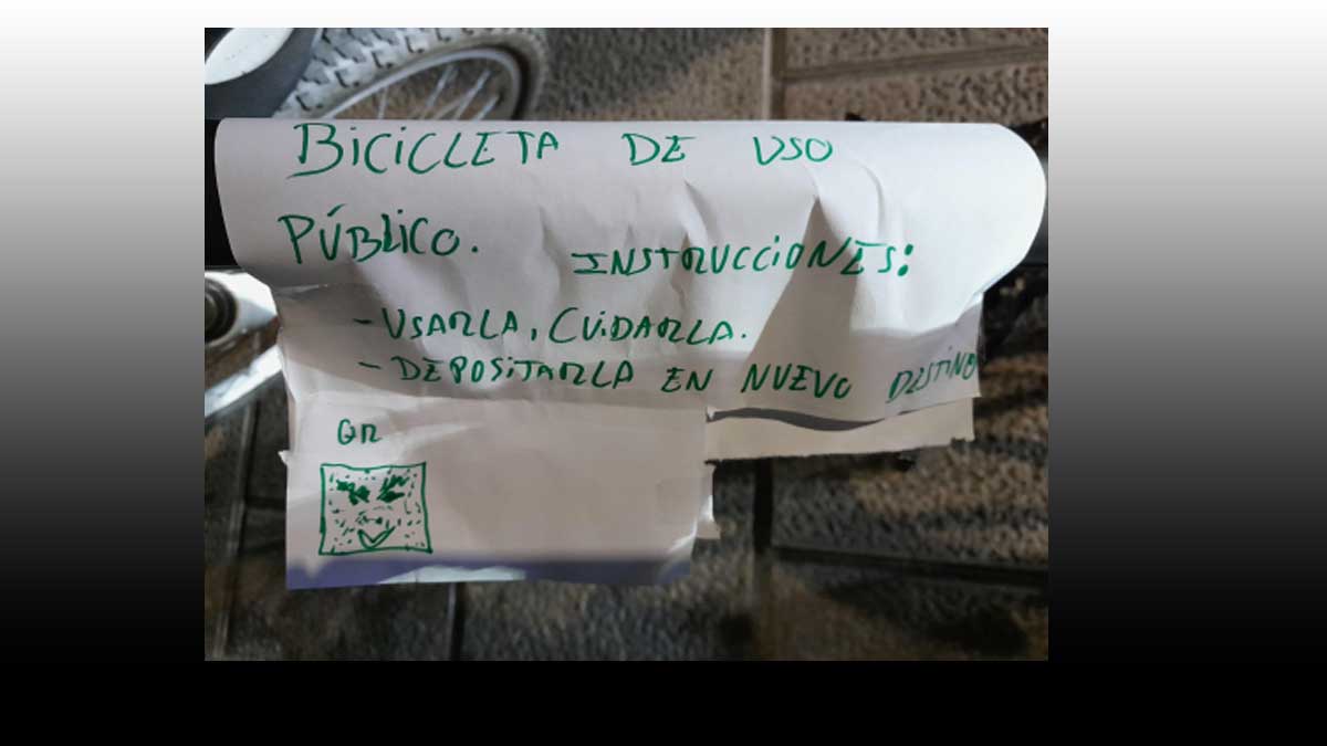 Una bicicleta con cartel de “uso público” sorprende a la Policía Local de Lugo