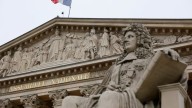 La caída de otro primer ministro dificultará que Francia arregle sus finanzas. ¿Qué hay detrás de su problema de deuda?