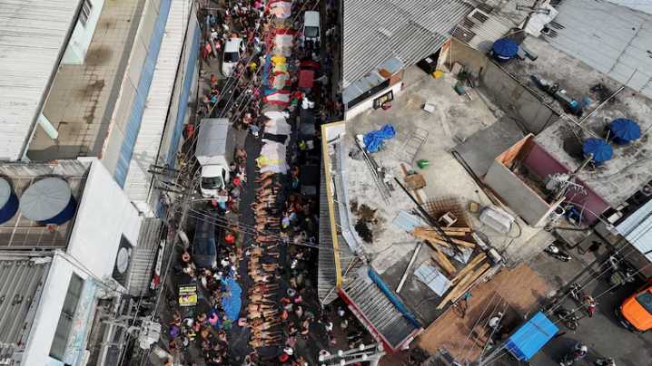 ‘Solo quiero sacar a mi hijo de aquí y enterrarlo’: el desconsuelo de los familiares de los muertos tras la masacre de Río de Janeiro