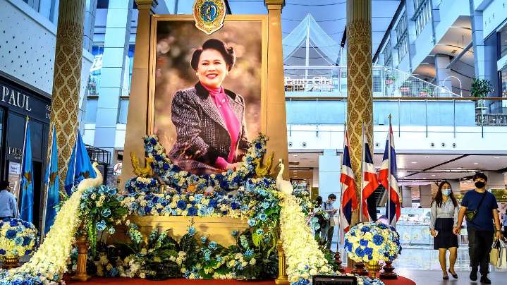 Muere la reina madre Sirikit de Tailandia, figura influyente del glamour y el poder