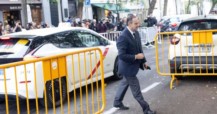 El Supremo descarta la prisión provisional para Ábalos pero mantiene su prohibición de salir de España por el riesgo de fuga