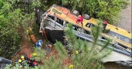 Tragedia en Misiones: un colectivo chocó con un auto y cayó a un arroyo: hay 9 muertos y 29 heridos