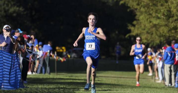 Jesuit posts perfect score as Mount Carmel runner sets course record at 9