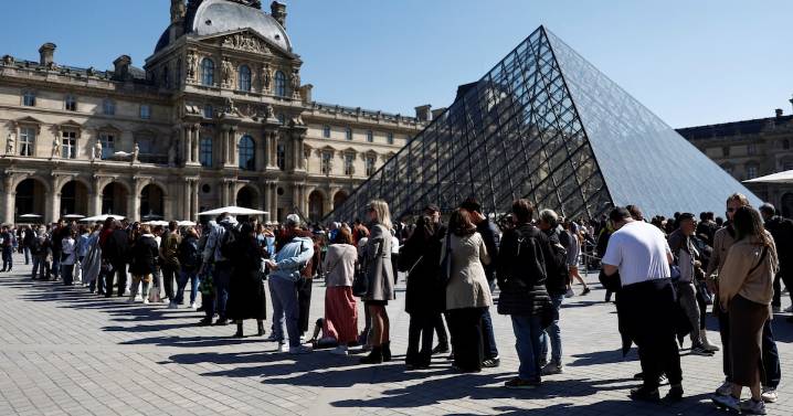 The Louvre in Paris Shuttered After Heist Reported at World’s Largest Museum