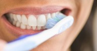 Por qué cepillarte los dientes podría reducir el riesgo de padecer Alzheimer