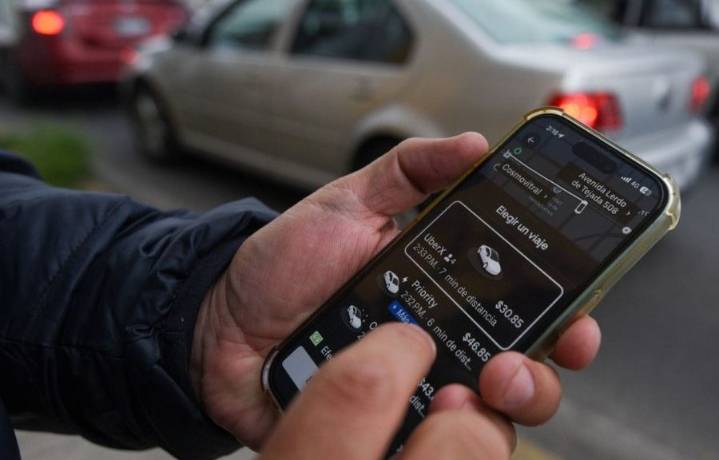 Conductores de Uber podrán llevar y recoger usuarios en aeropuertos